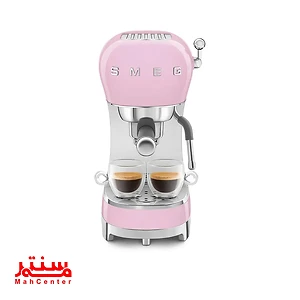 یک دستگاه اسپرسوساز صورتی Smeg ECF01 با دو فنجان قهوه روی یک سینی در پس زمینه سفید نشان داده شده است.